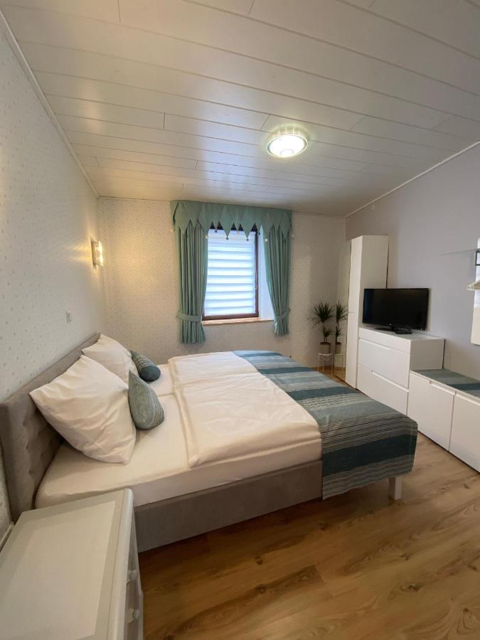 Ferienwohnung Am Kirchberg Hatzenport Exterior photo